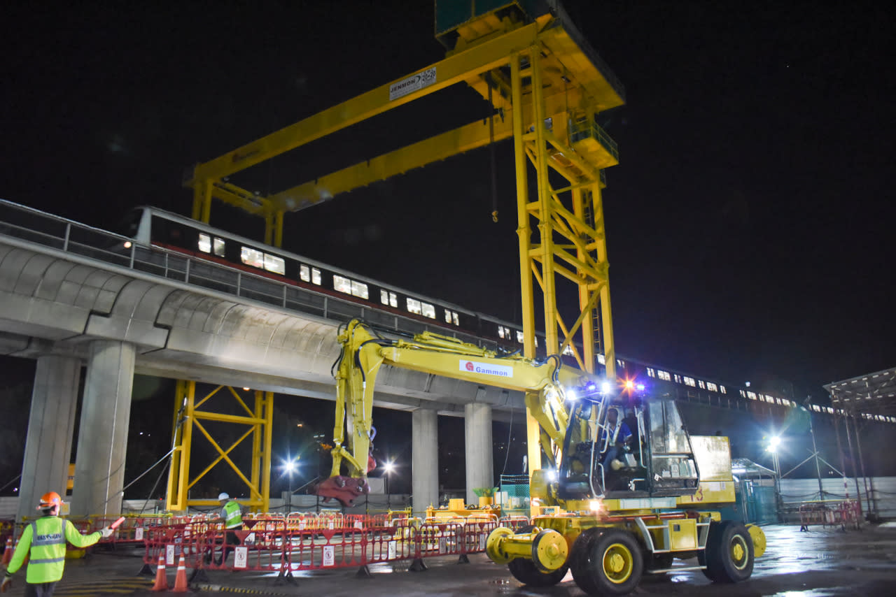 Jenmon crane designed for changing of sleepers at Chinese Gardens work site on a LIVE track.