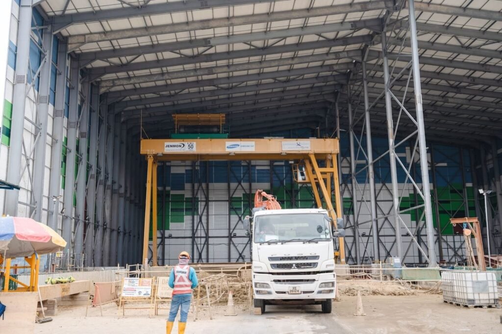 A gantry crane inside a limited space