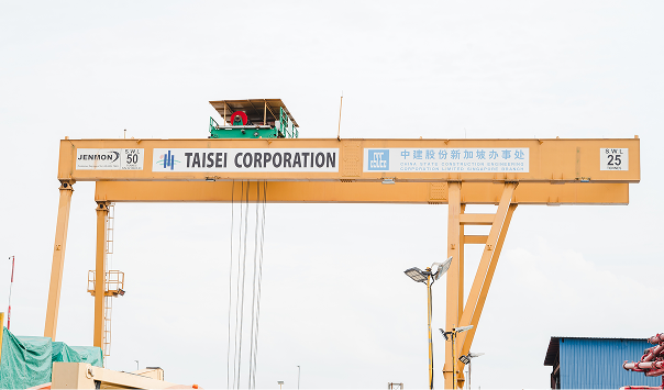 Jenmon and Taisei Corporation gantry crane at a Batam cantilever bridge vessel install